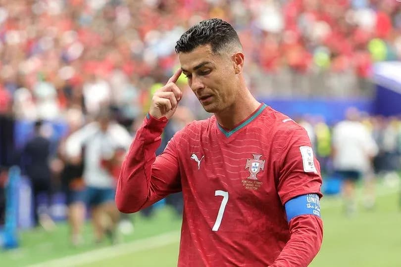 Cristiano Ronaldo tocándose la cabeza durante el partido