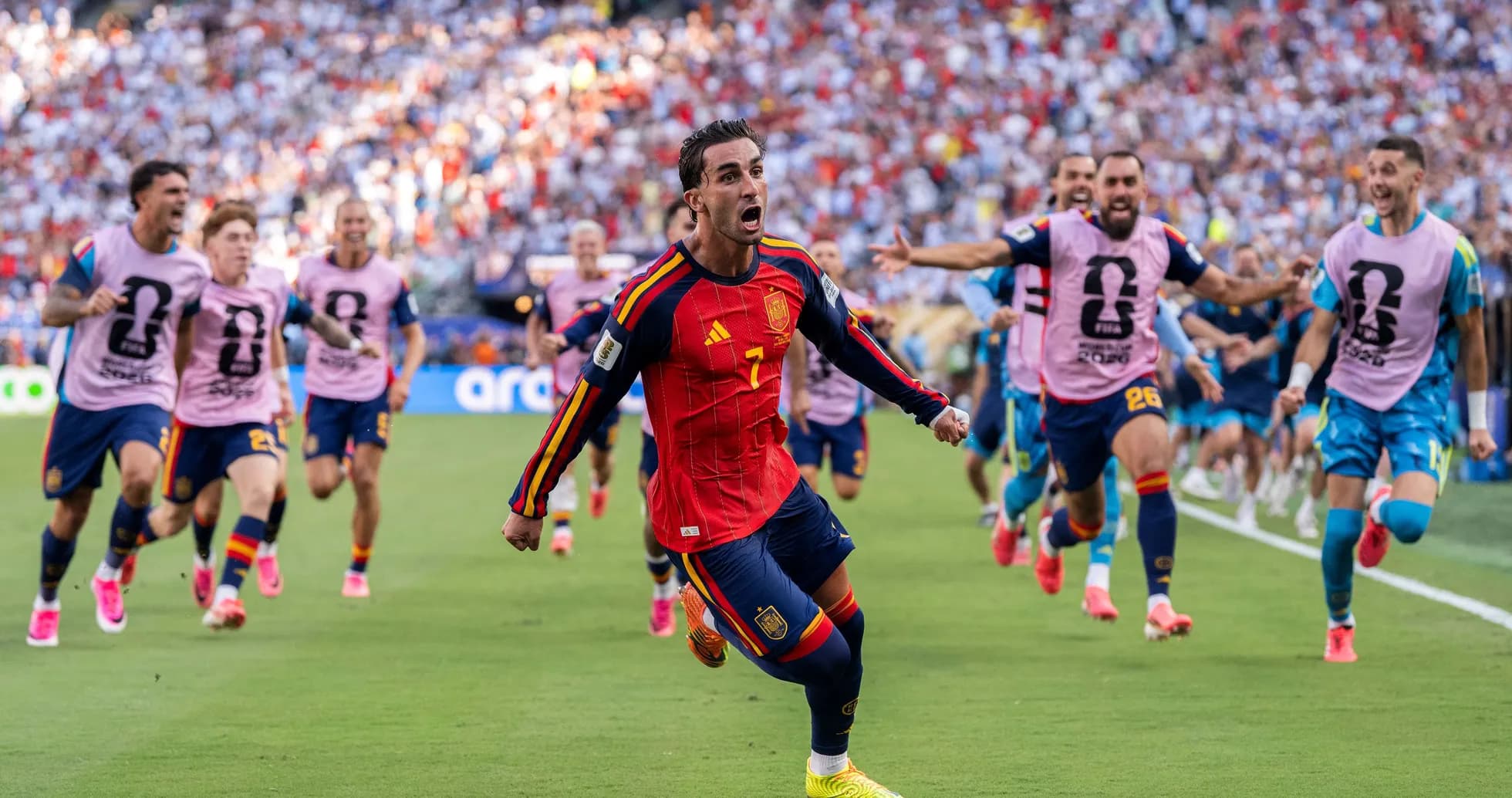 Jugador de España celebrando gol con compañeros