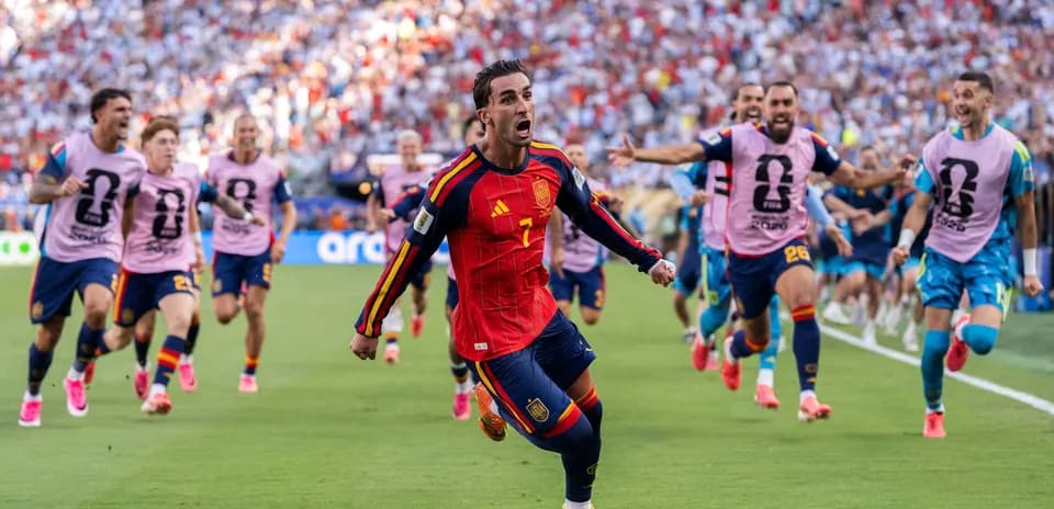 Jugador de España celebrando gol con compañeros