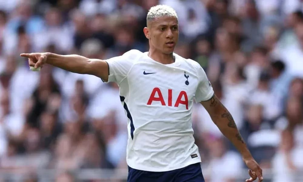 Jugador de Tottenham señalando durante el partido