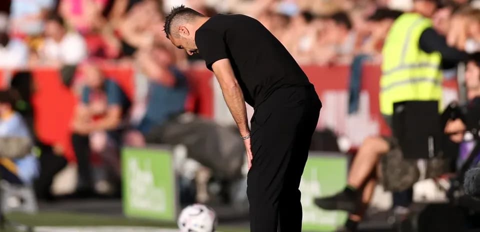 Entrenador observando el juego desde la línea de banda