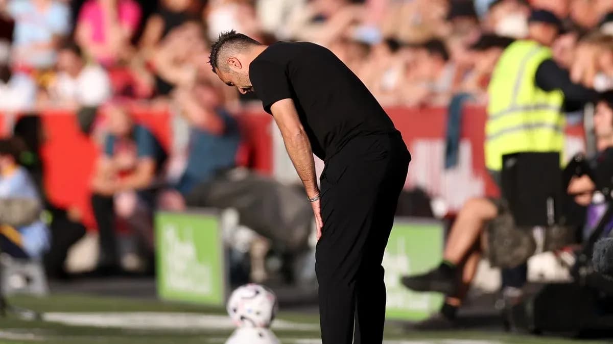 Entrenador observando el juego desde la línea de banda