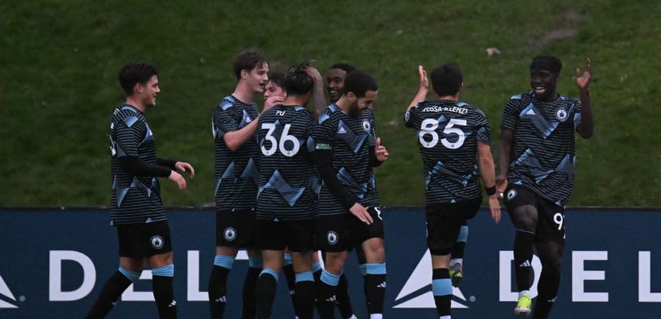 Jugadores celebrando un gol en el partido