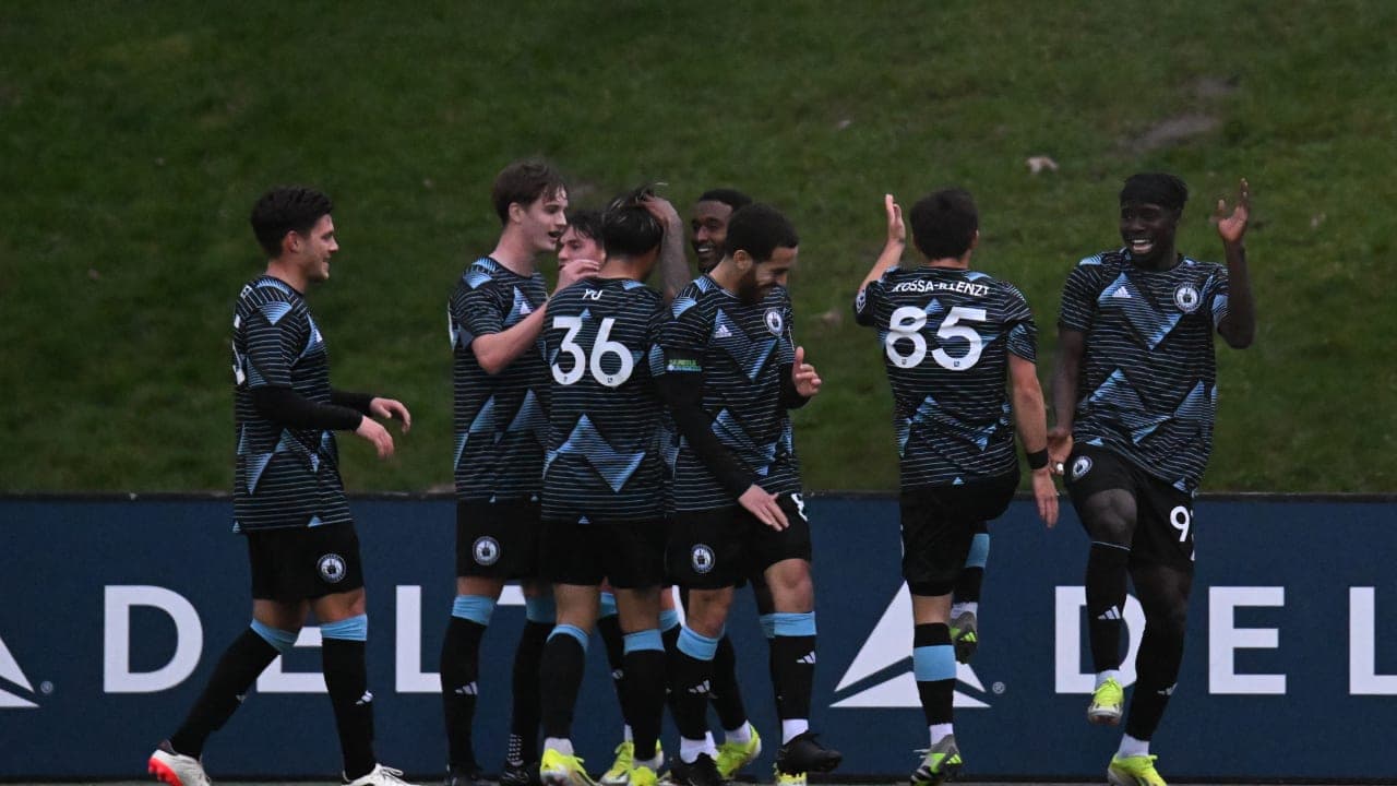 Jugadores celebrando un gol en el partido