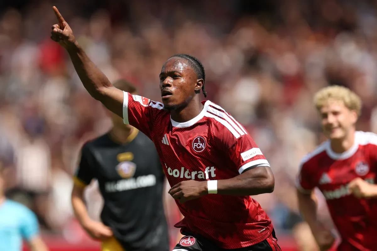 Jugador celebrando un gol con el dedo apuntando