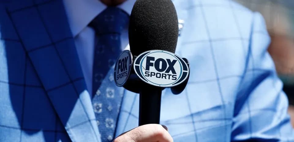 Micrófono de FOX Sports en traje azul