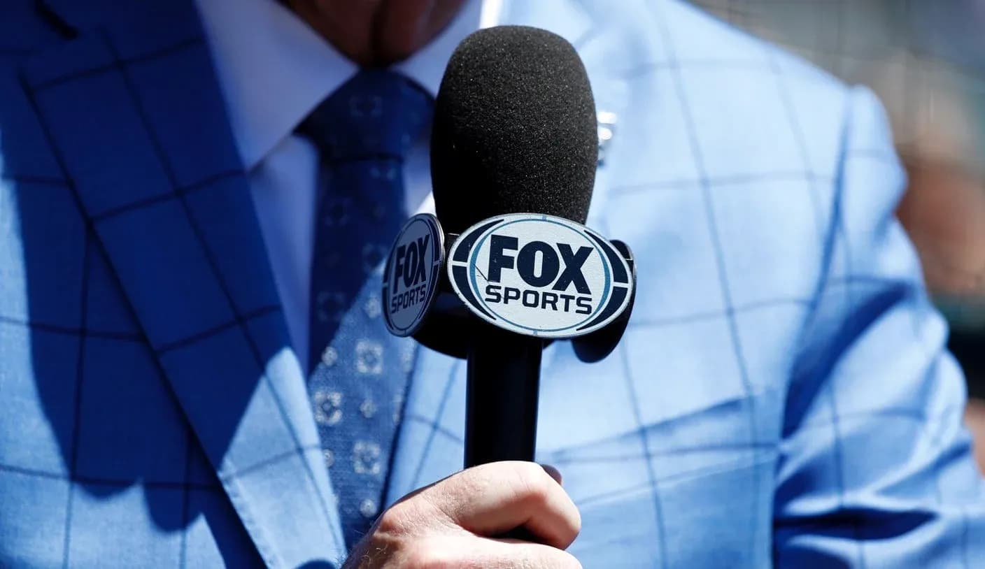 Micrófono de FOX Sports en traje azul