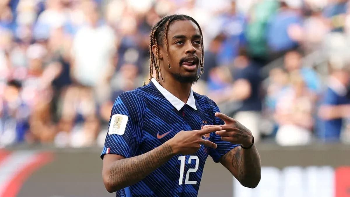 Jugador de fútbol con camiseta de Francia en el campo