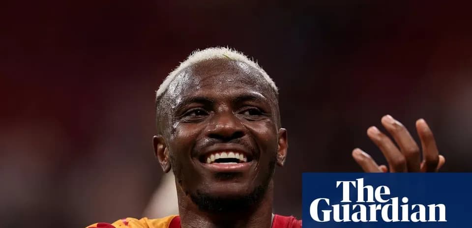 Jugador sonriendo durante un partido de fútbol