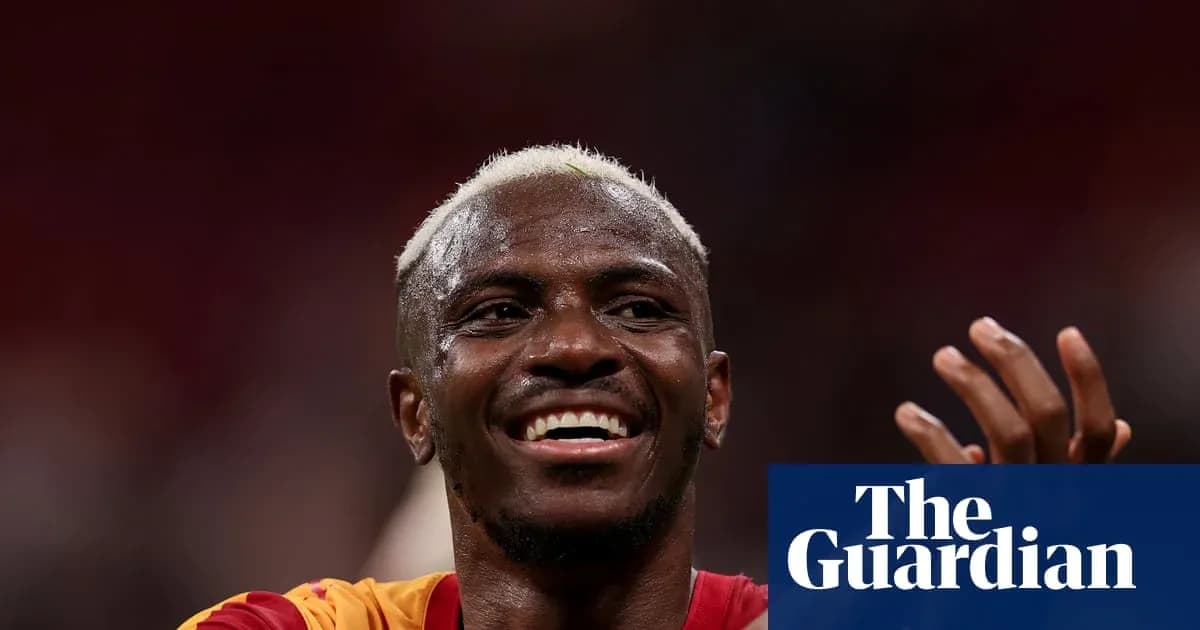 Jugador sonriendo durante un partido de fútbol