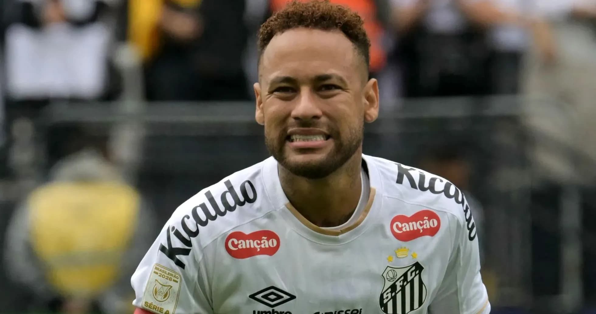 Jugador de Santos celebrando en el campo