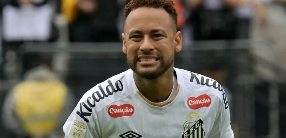 Jugador de Santos celebrando en el campo