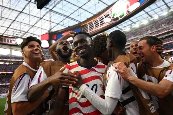Jugadores de EE. UU. celebrando un gol juntos