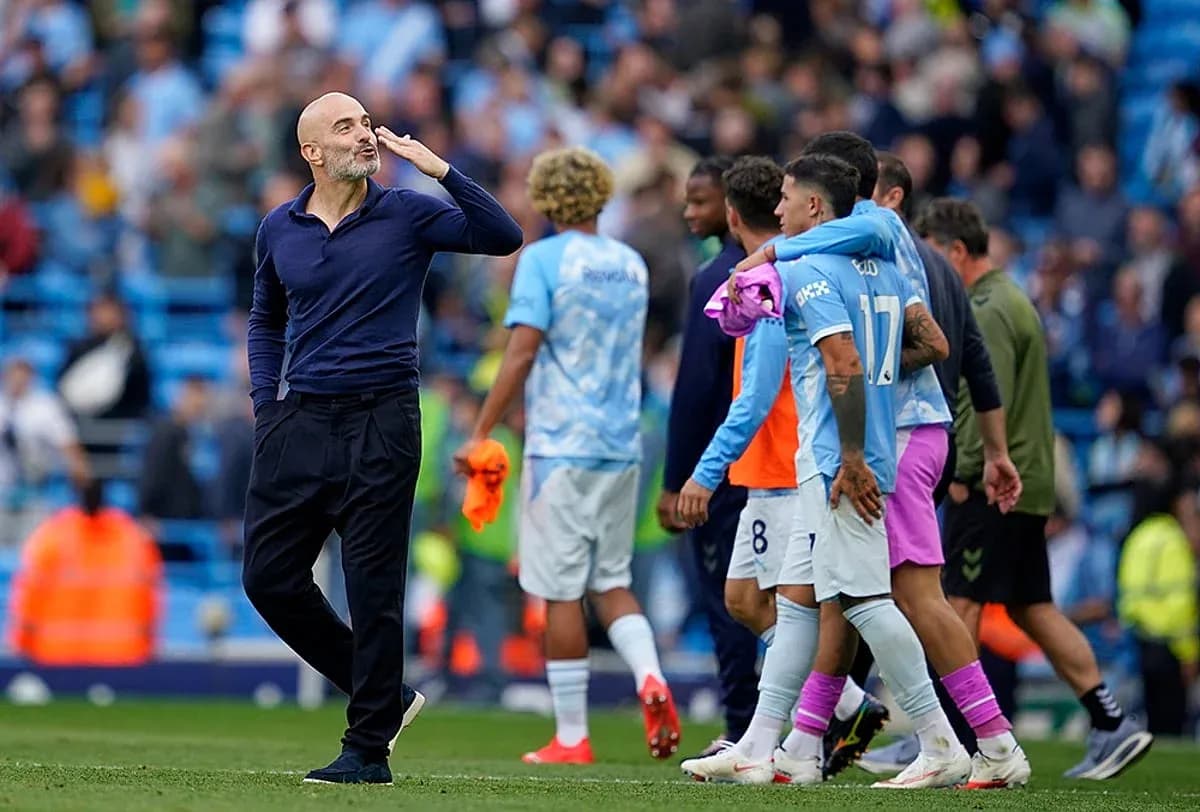 Entrenador saludando a jugadores de Manchester City