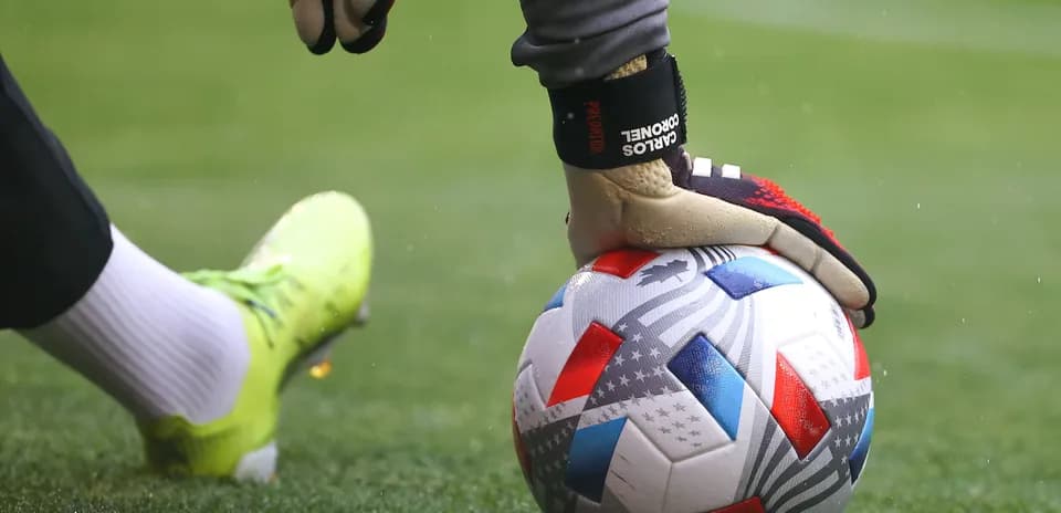 Portero colocando el balón en el campo de juego
