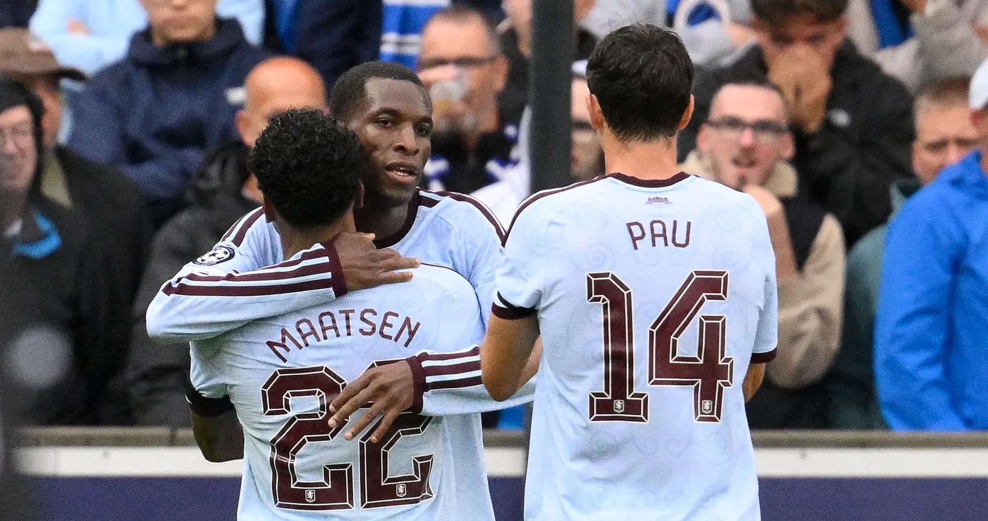 Jugadores abrazándose tras un gol en partido