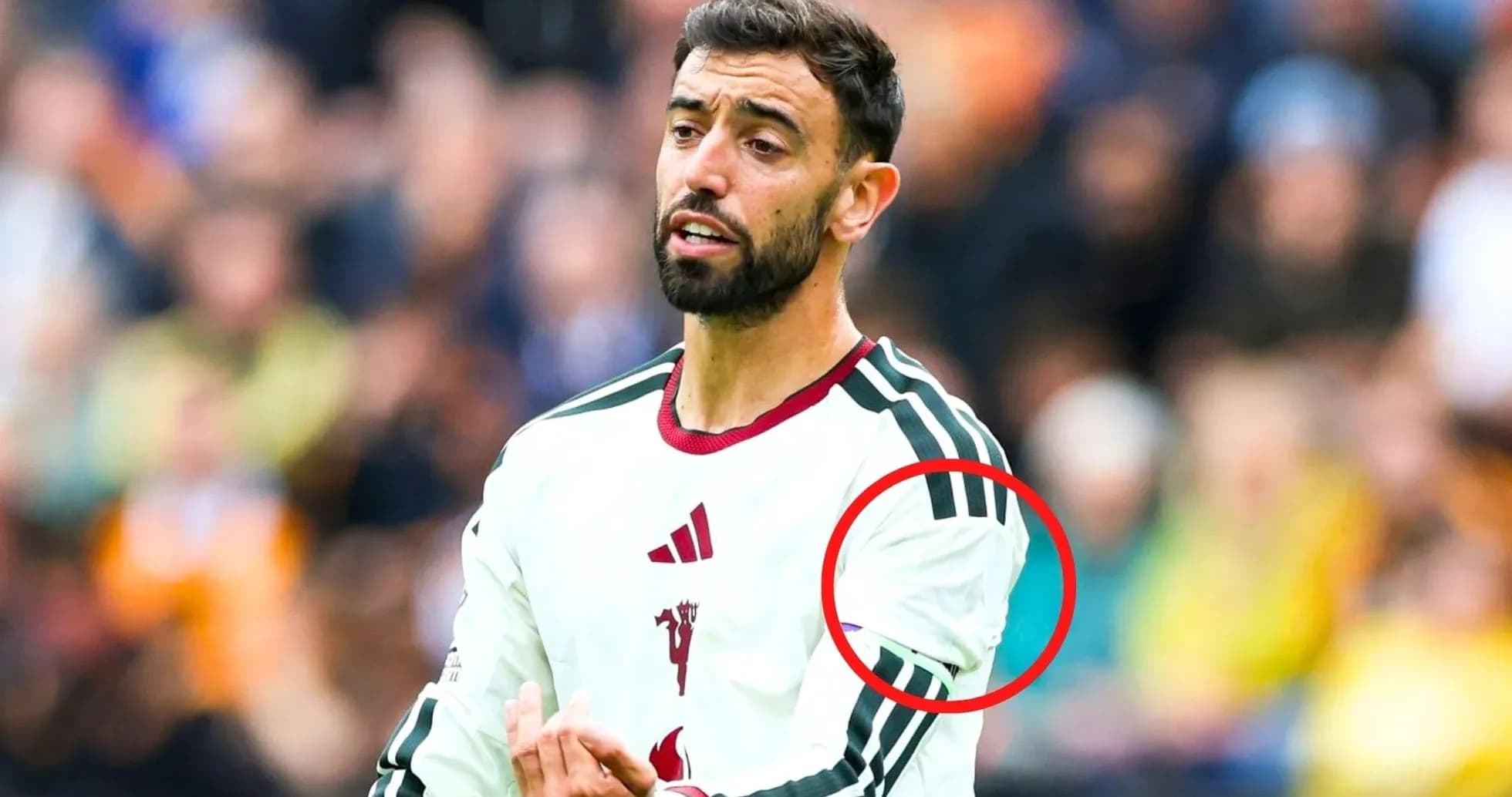 Jugador señalando en el campo durante el partido