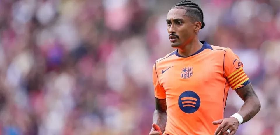 Jugador del FC Barcelona en uniforme naranja durante el partido