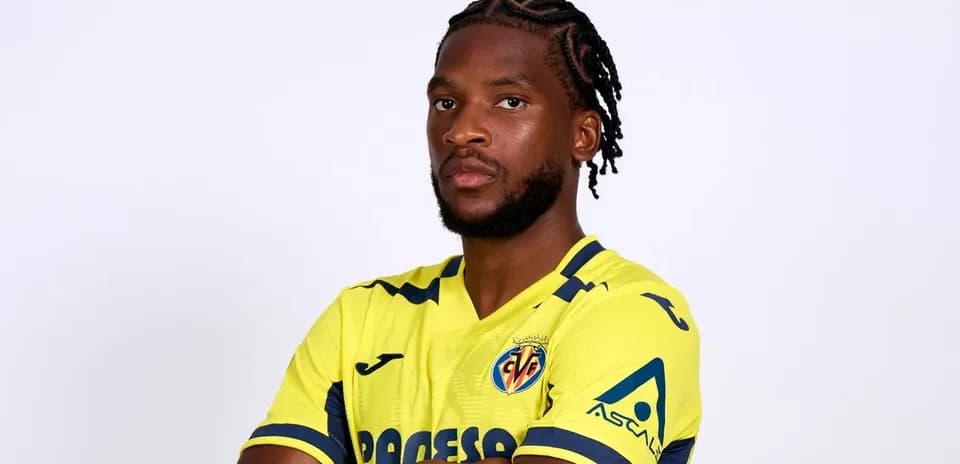 Jugador posando con camiseta del Villarreal CF