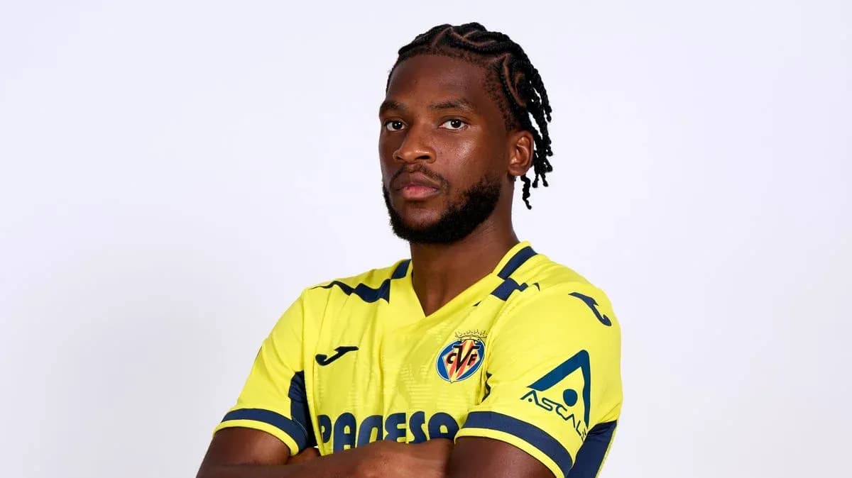 Jugador posando con camiseta del Villarreal CF