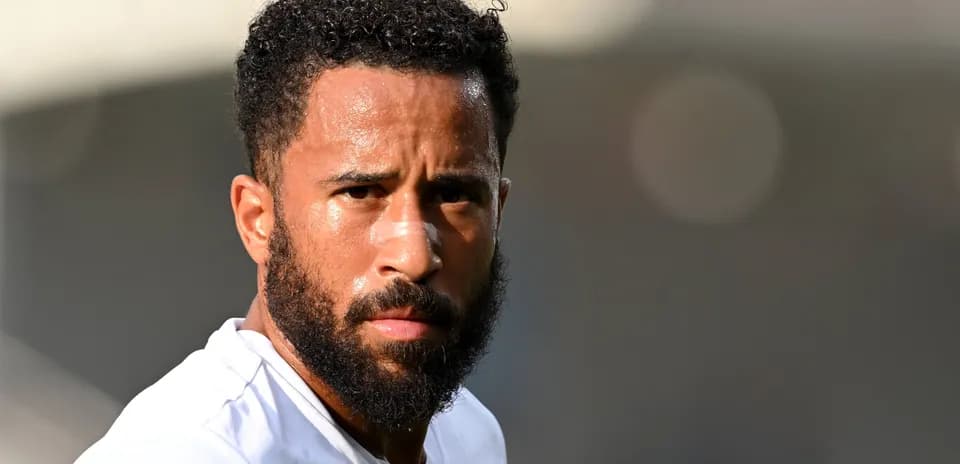 Jugador con camiseta blanca y barba en primer plano