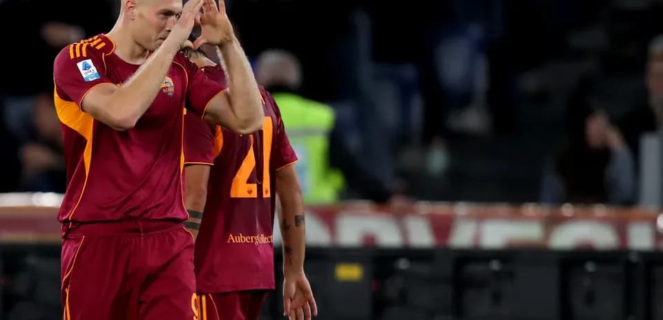 Jugador de AS Roma saludando a la afición