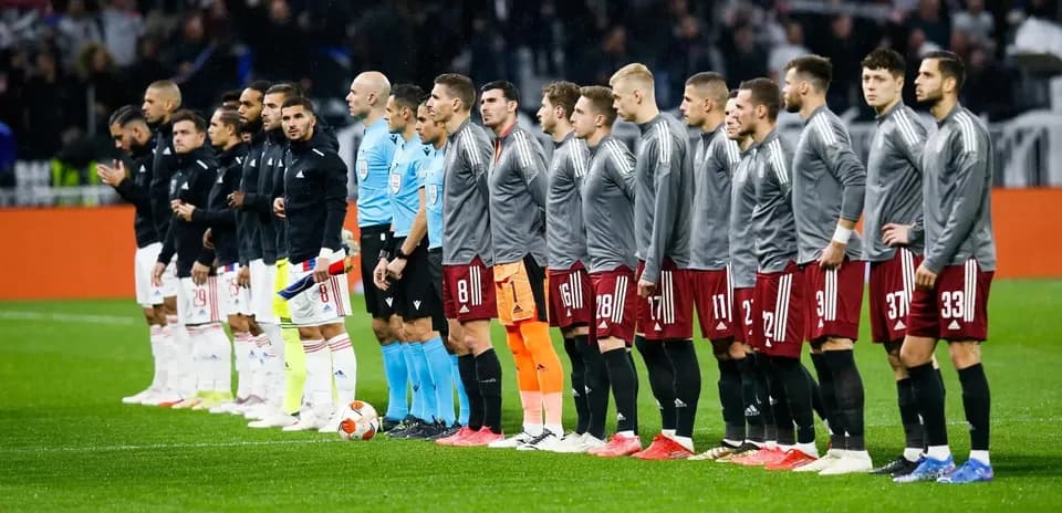 Jugadores de Olympiakos y NEC alineados antes del partido