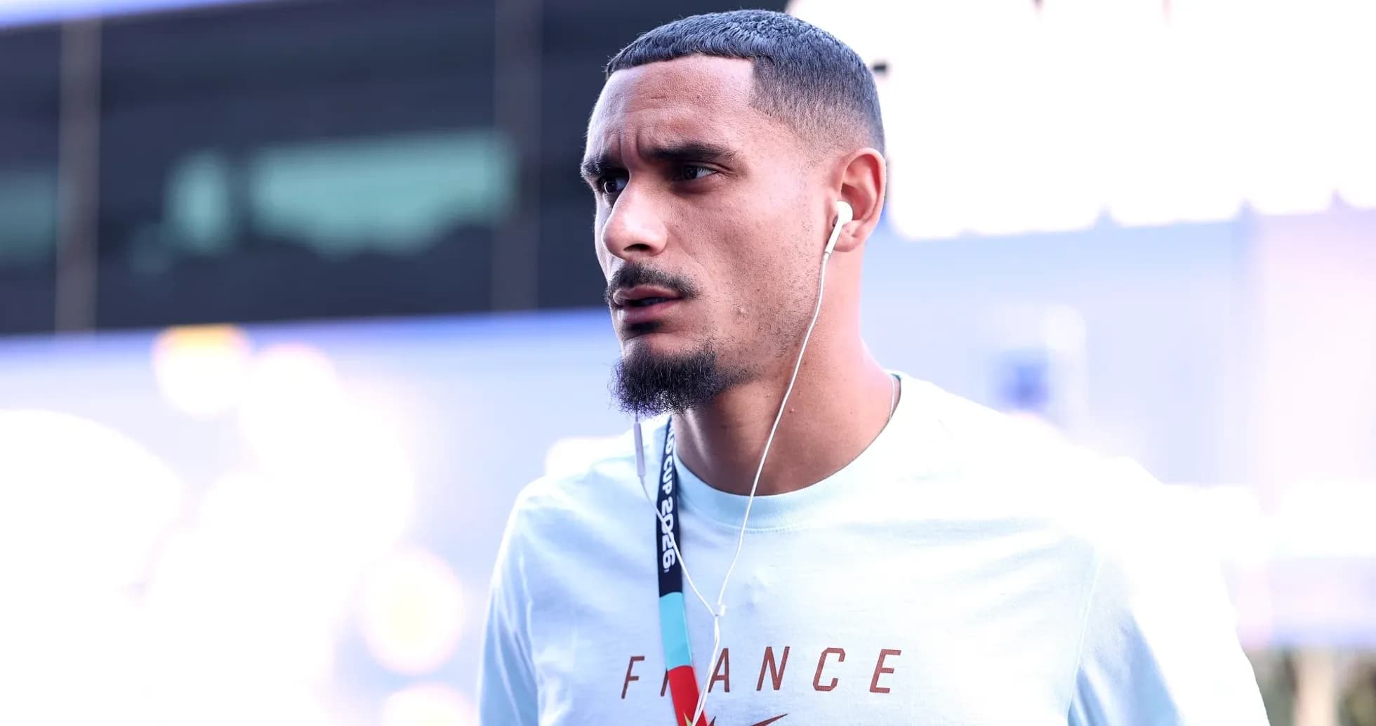 Jugador con camiseta de Francia usando auriculares