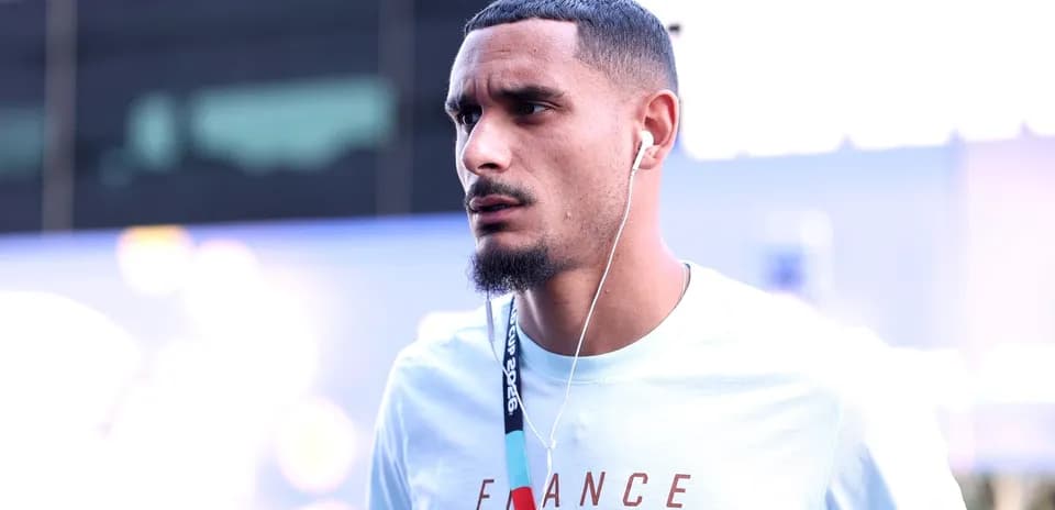 Jugador con camiseta de Francia usando auriculares