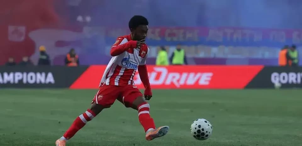 Jugador de FK Crvena Zvezda disparando el balón