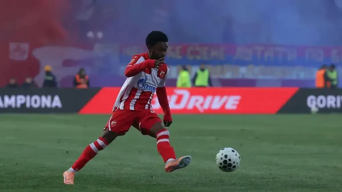 Jugador de FK Crvena Zvezda disparando el balón