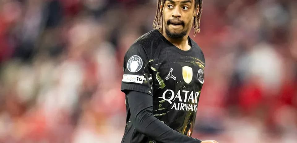 Jugador de fútbol en uniforme de PSG durante el partido