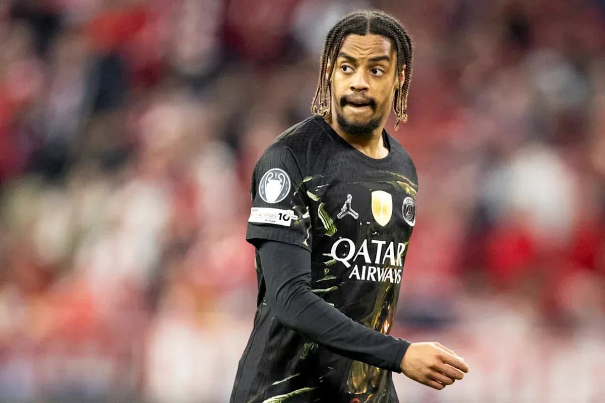 Jugador de fútbol en uniforme de PSG durante el partido