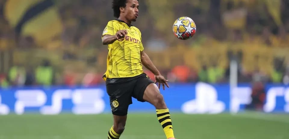 Jugador de Borussia Dortmund controlando el balón en partido