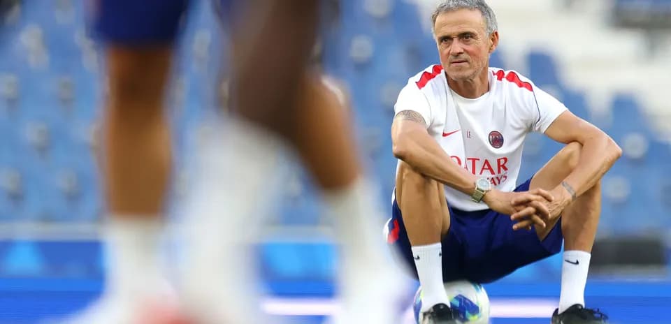 Entrenador sentado durante la sesión de entrenamiento