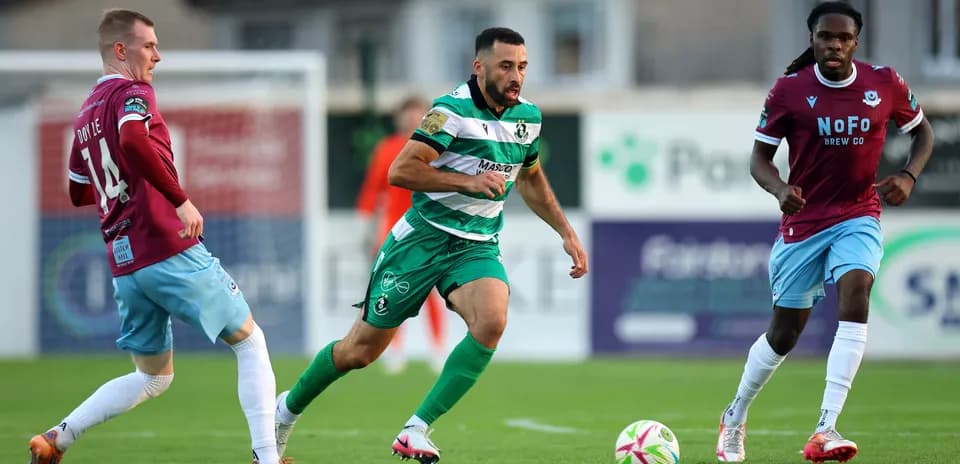 Jugador corriendo con el balón durante el partido