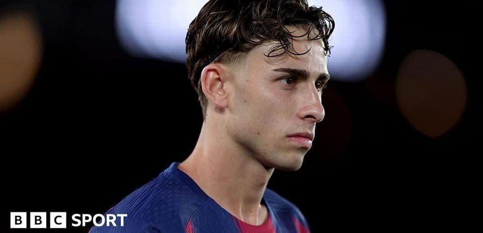 Jugador de fútbol en uniforme del FC Barcelona