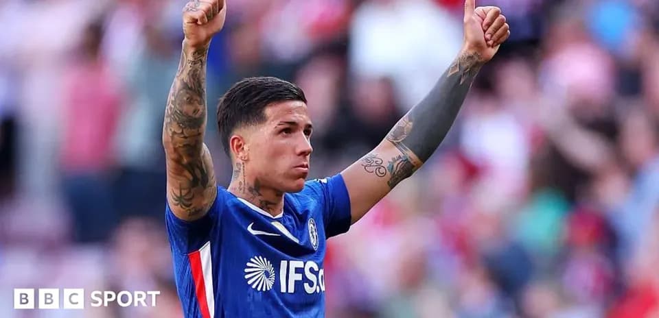 Jugador levantando dos pulgares en el campo