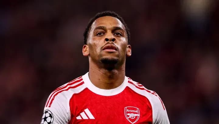 Jugador de Arsenal en uniforme rojo durante partido