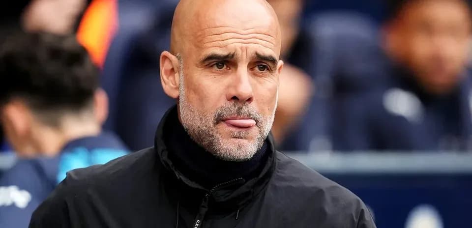 Entrenador observando desde la banca durante el partido