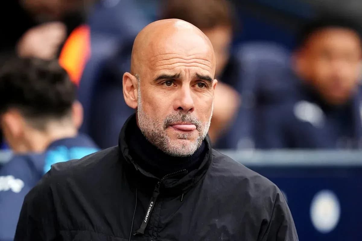 Entrenador observando desde la banca durante el partido