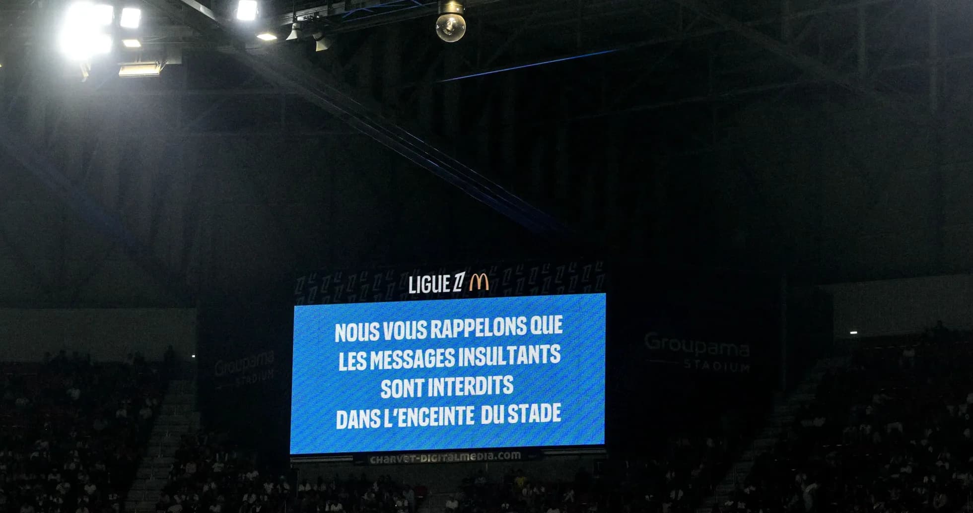 Pantalla mostrando advertencia sobre mensajes insultantes