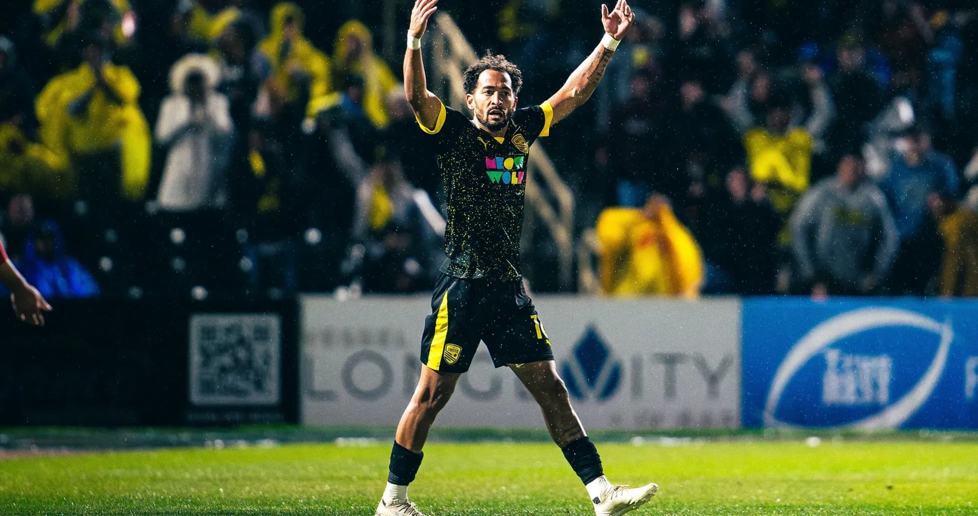 Jugador celebrando en el partido de fútbol