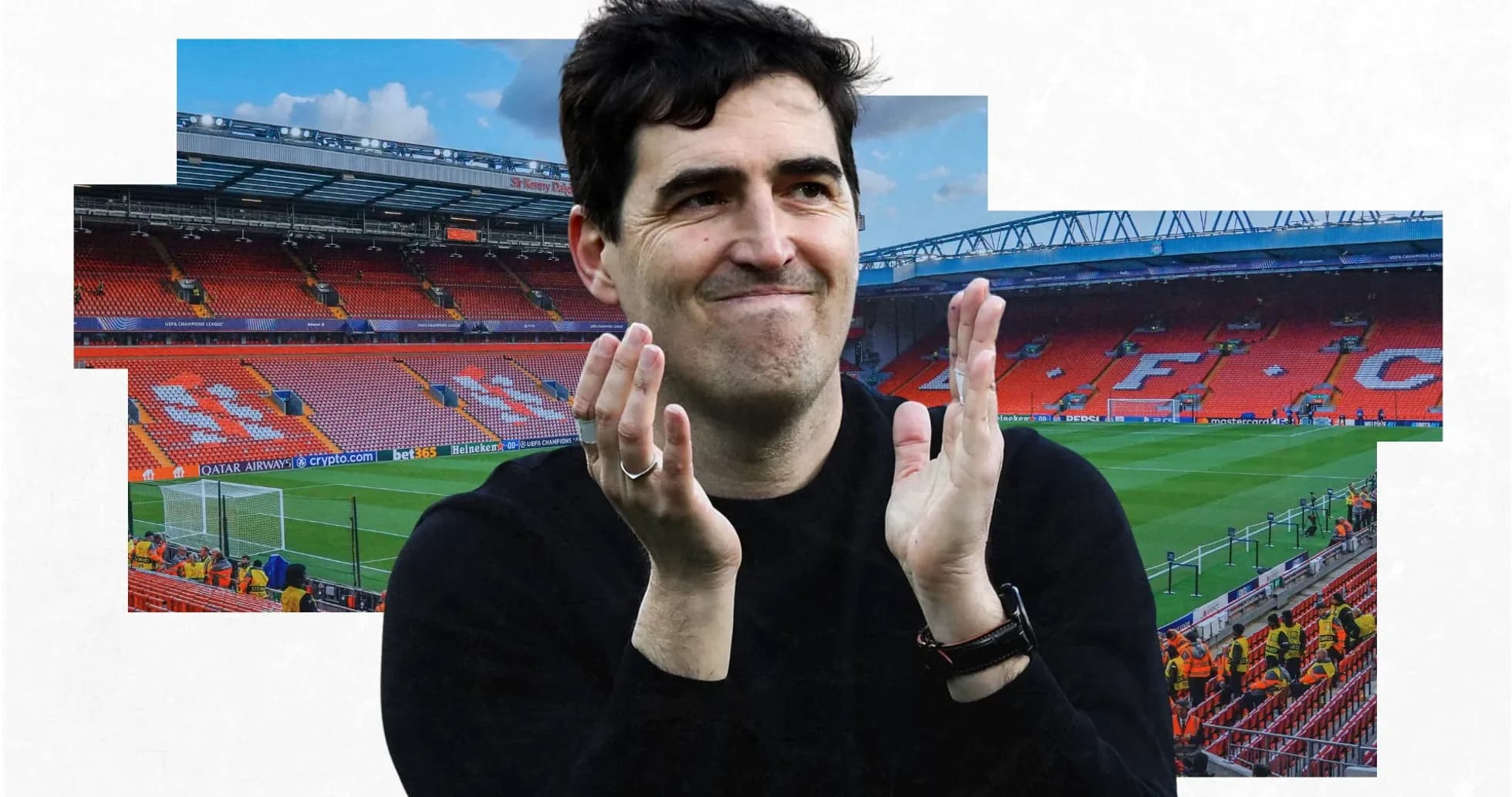 Entrenador aplaudiendo en Anfield tras el partido