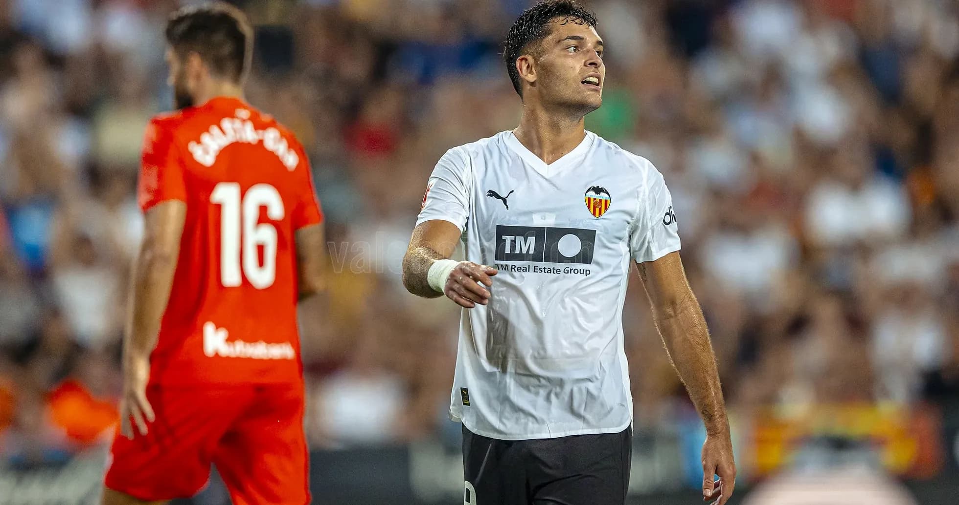 Jugador del Valencia durante un partido de La Liga