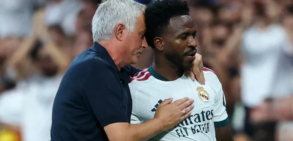 Entrenador hablando con jugador durante el partido