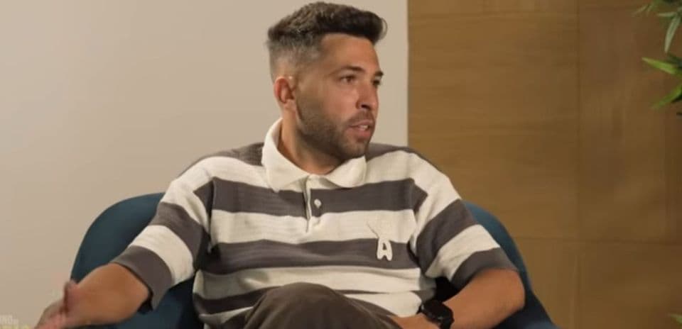 Hombre sentado en sillón durante una entrevista