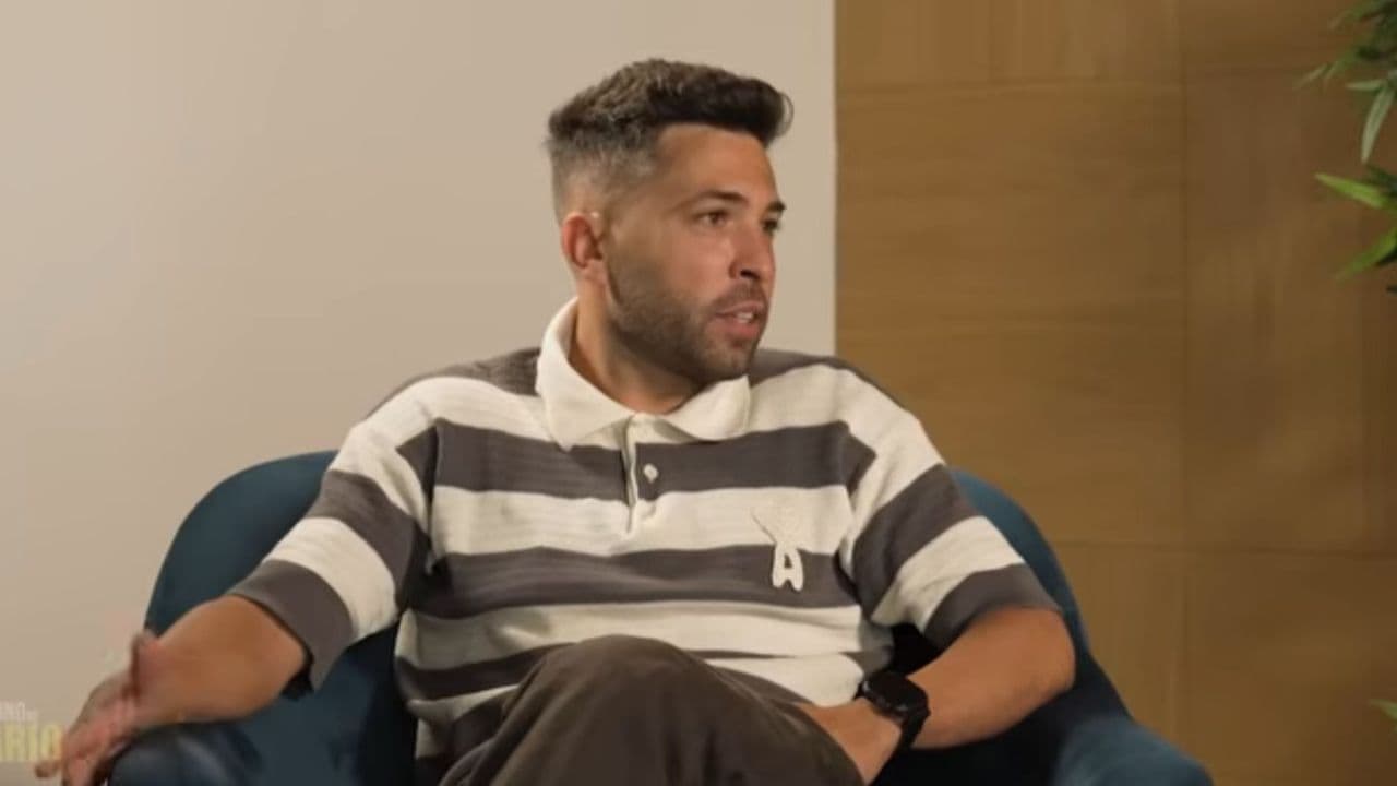 Hombre sentado en sillón durante una entrevista