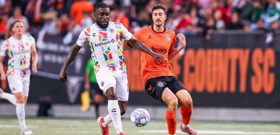 Jugador corriendo con el balón en el partido