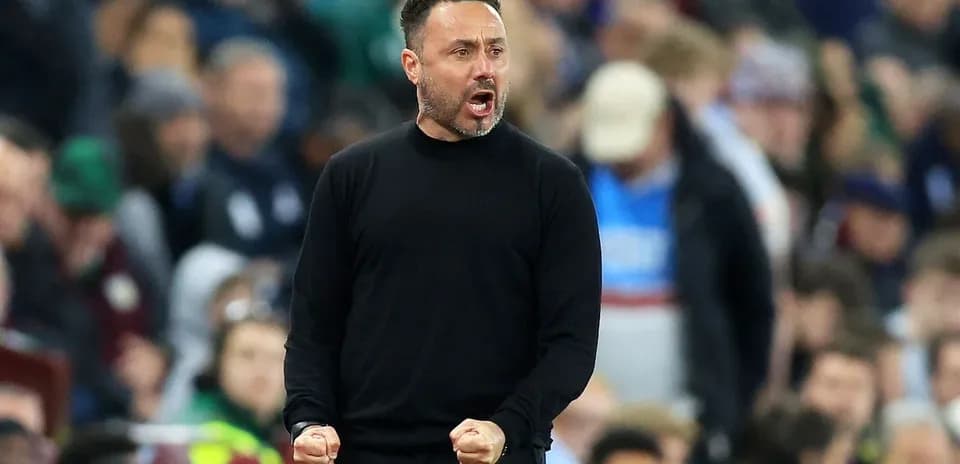 Entrenador animando a su equipo en el partido